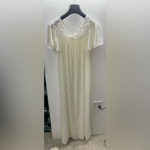 Val Mode Vintage Elegant Cream Nightgown with Lace Trim - Picture 1 of 6